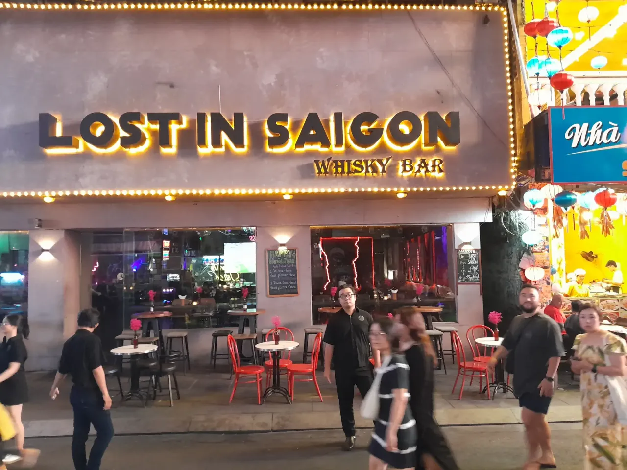 Lost in Saigon. Leuchtreklame in der Bui Vien Street.