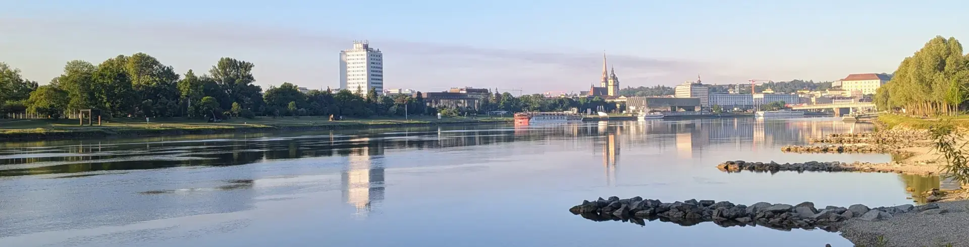 Blick über die Donau auf die Stadt Linz Blick über die Donau auf die Stadt Linz
