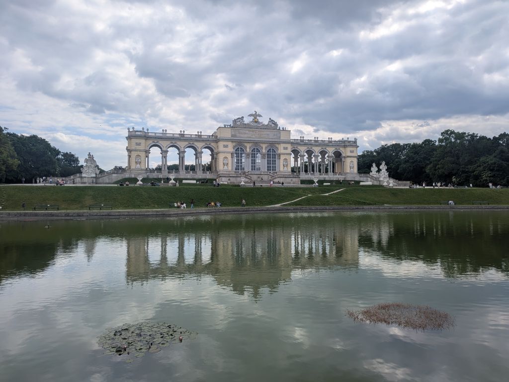 Die Gloriette im Schlosspark von Schönbrunn in Wien