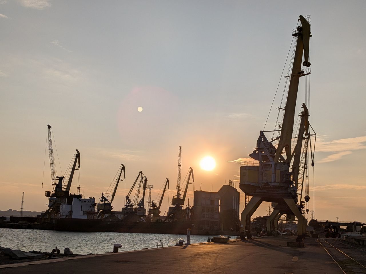 Sonnenuntergang im Hafen von Burgas
