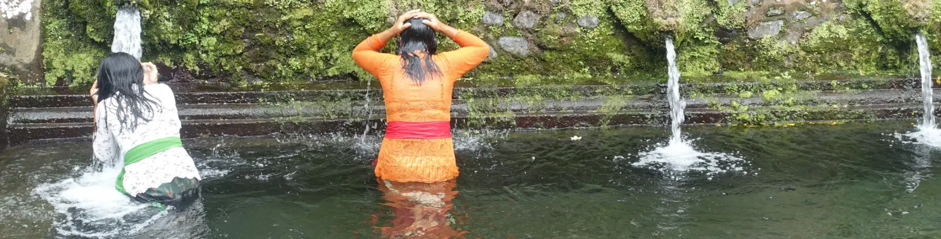 Ubud. Frauen waschen ihre Haare in einem Tempel