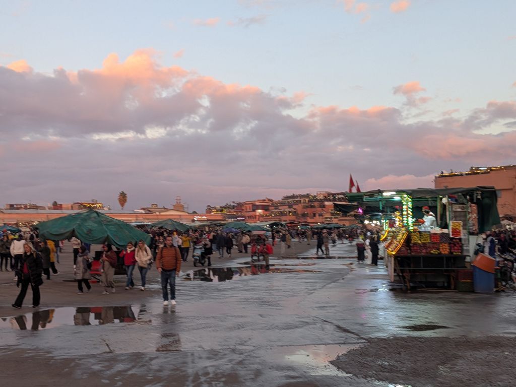 Pfützen auf dem Djemaa el Fna 
