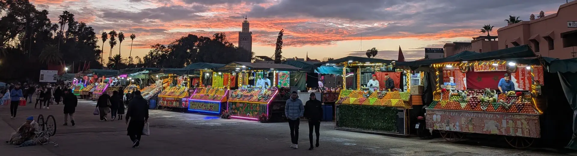 Marrakesch im Regen. Obststände auf dem Djemaa el Fna