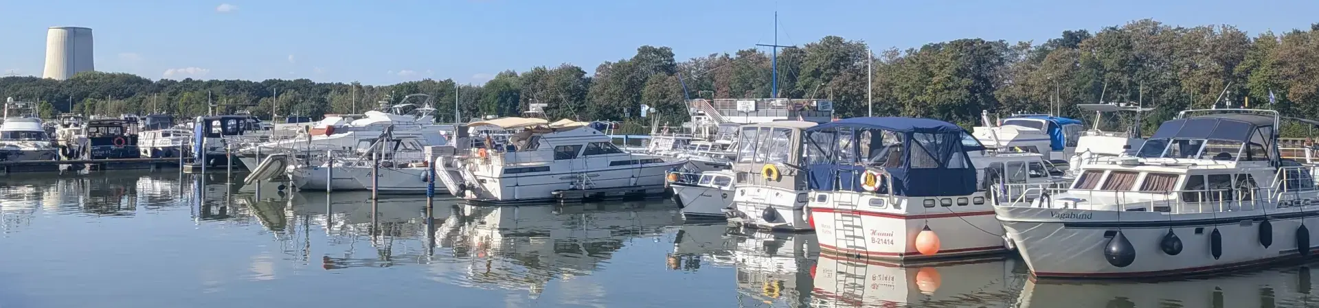 Die Motorboote der Freizeitkapitäne in der Marina