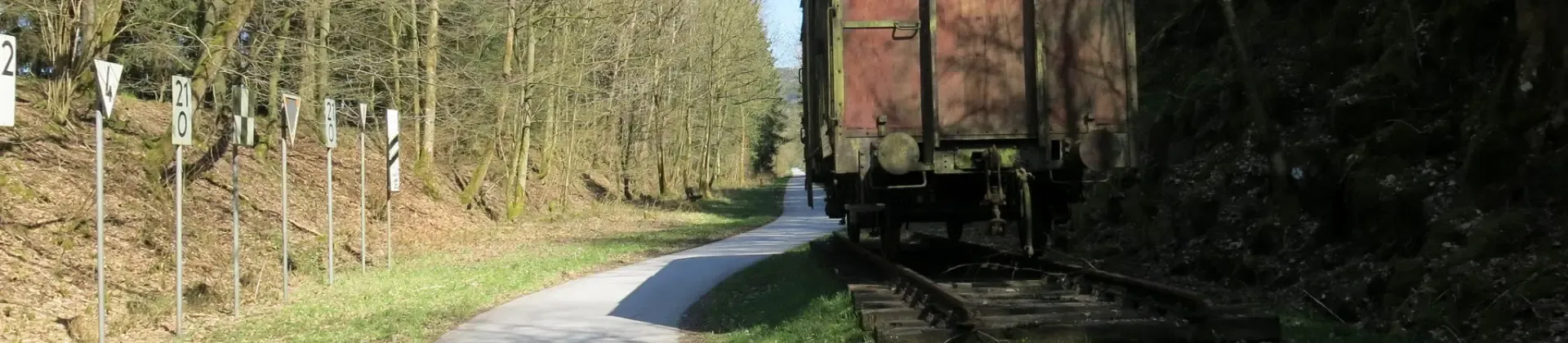 Sauerlandradring: Ein alter Güterwagen und die Trasse des Sauerlandradrings