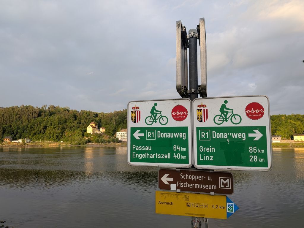 Wegweiser am Donauradweg