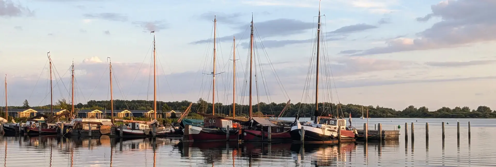 Alte Segelschiffe in enem Hafen im Lauwersmeer