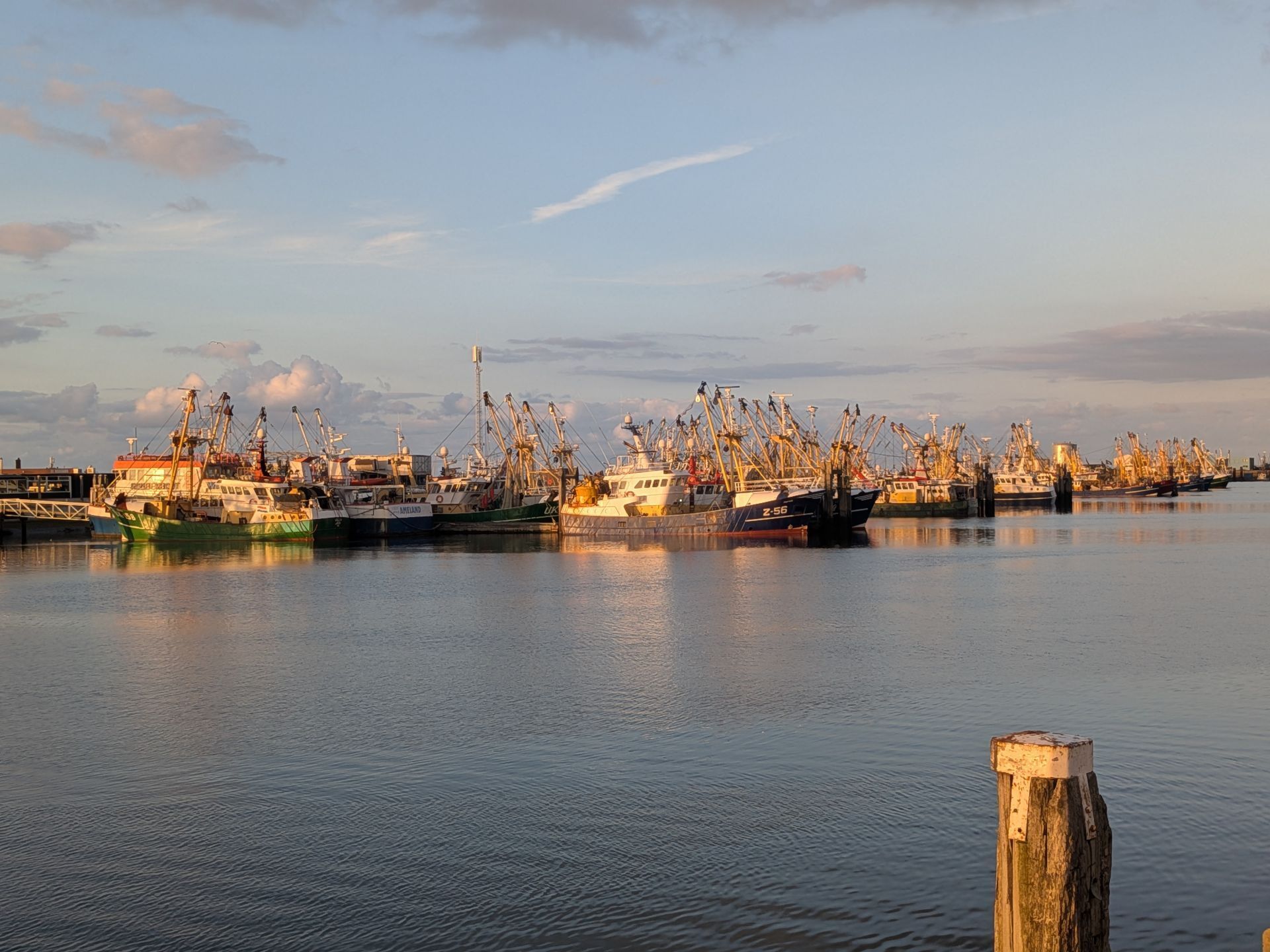 Krabbenkutter im Hafen von Lauwersoog