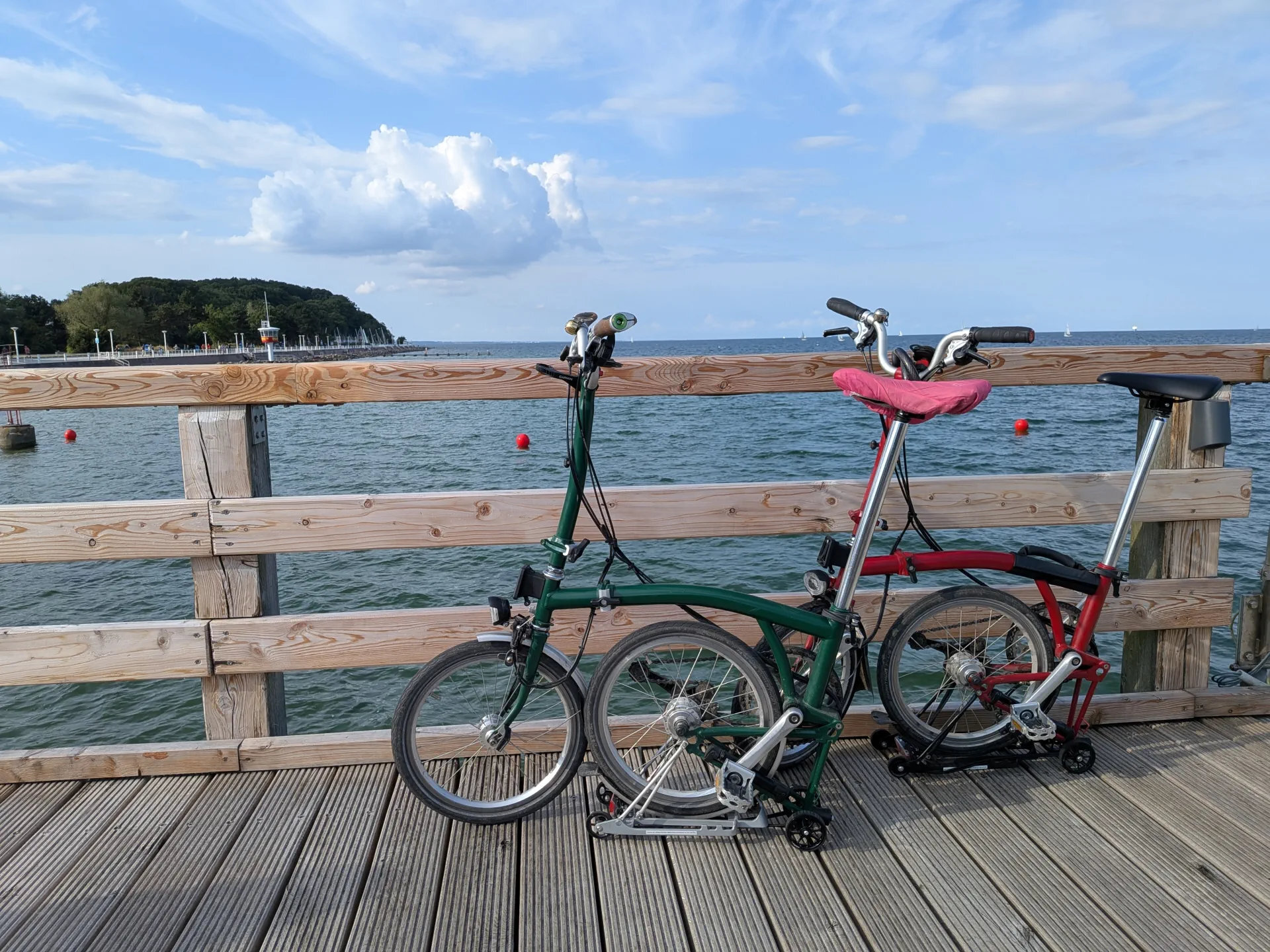 Zwei Falträder auf der Seebrücke in Travemünde