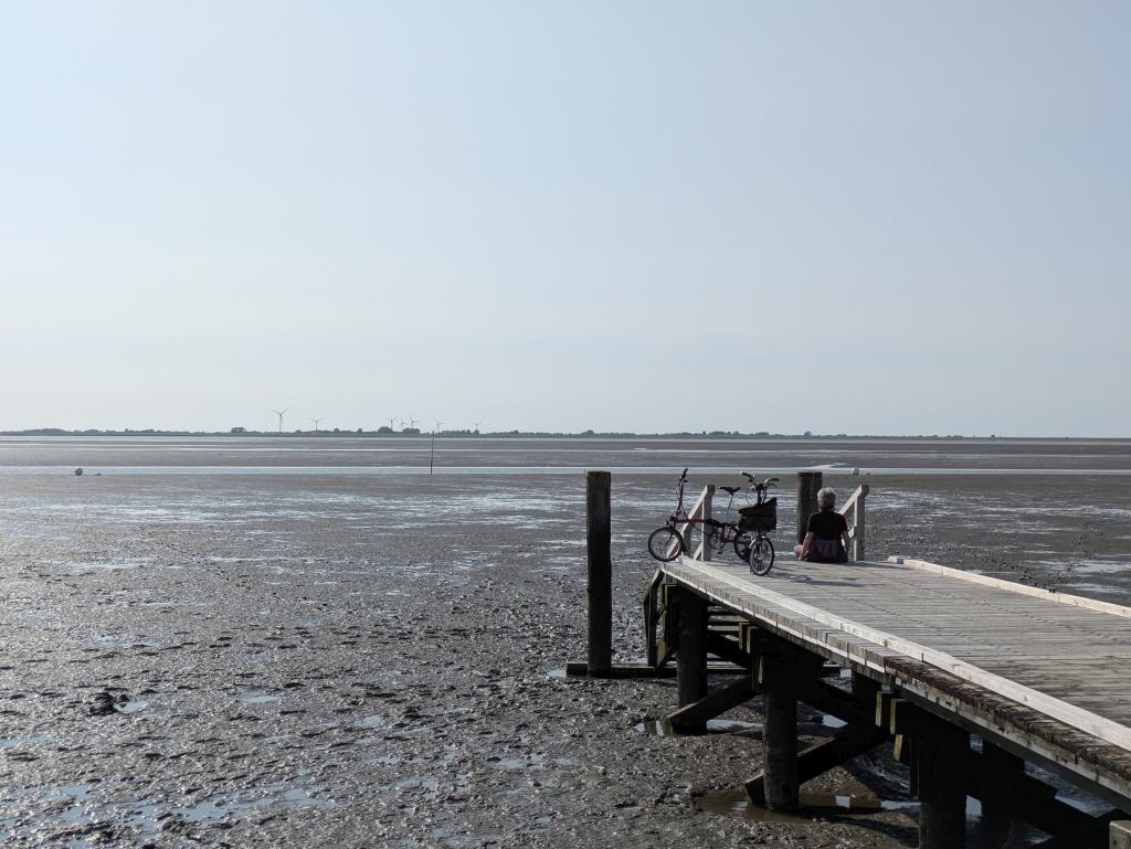 Pause auf einem Steg im Wattenmeer