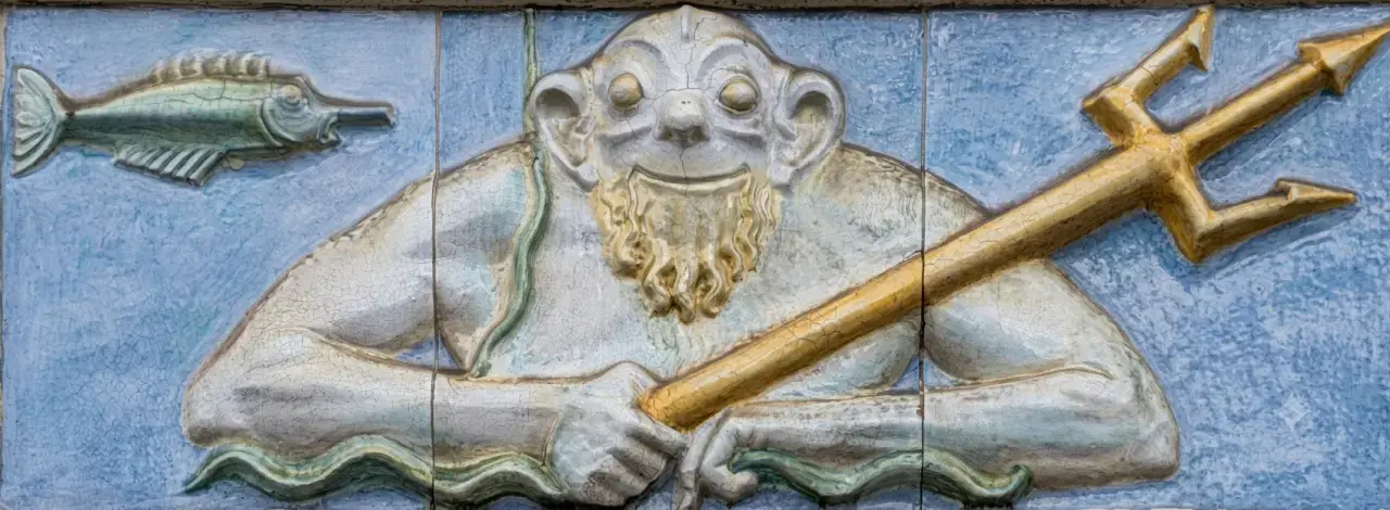 Keramikrelief mit Fabelwesen: Neptun Keramikrelief mit Fabelwesen: Neptun