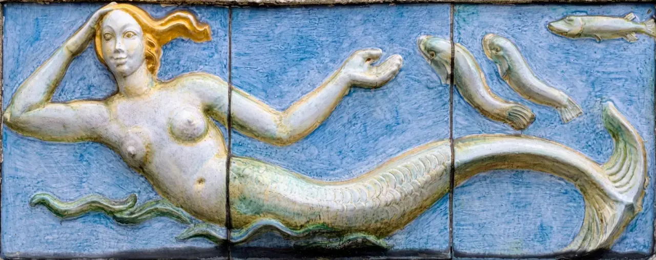 Keramikrelief mit Fabelwesen: Meerjungfrau mit Fischen Keramikrelief mit Fabelwesen: Meerjungfrau mit Fischen