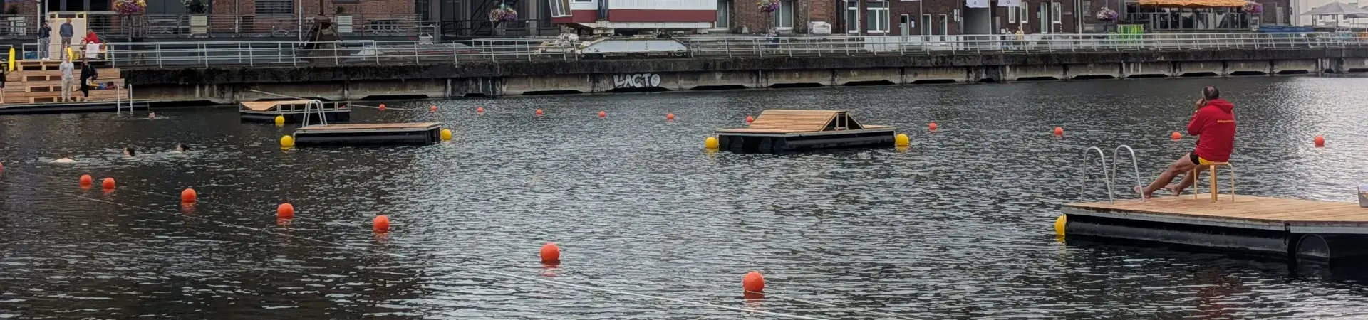 Blick auf den Duispool. Ein zum Baden augeteiltes Areal im Innenhafen Duisburg