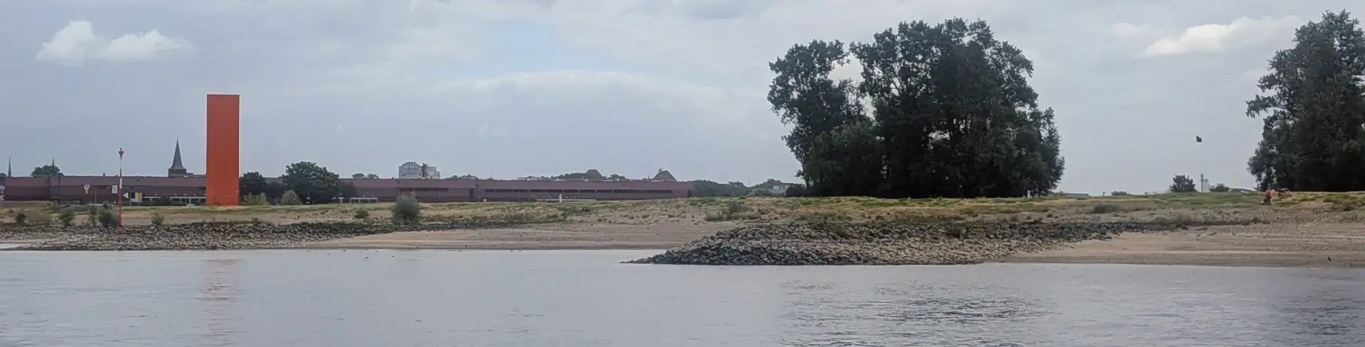 Die Stelen auf Haniel Hafenrundfahrt Ruhrort