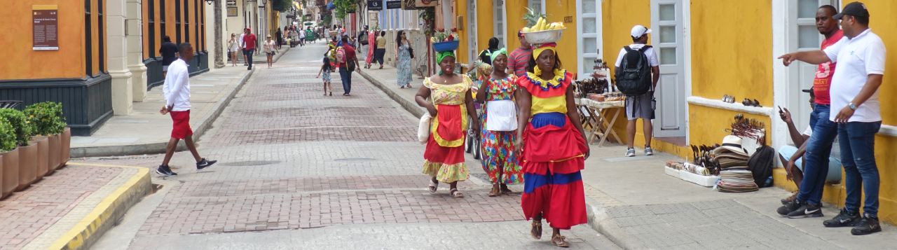 Cartagena de Indias. Frauen mit bunten Kleidern als Fotomotiv.