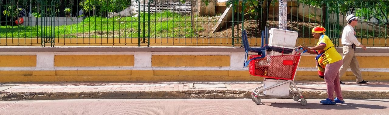 Cartagena de Indias. Straßenverkäuferin auf dem Weg zur Arbeit.