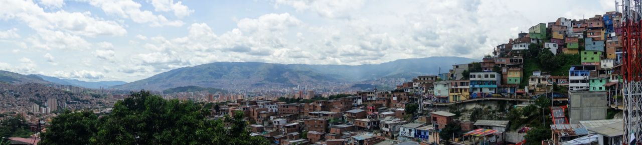 Die bunten Häuser der Comuna 13 in Medellin