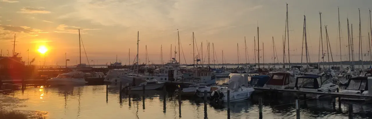 Blick auf den Fischerei- und Yachthafen von Stubbekøbing