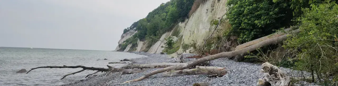 Am Strand unterhalb der Kreidefelsen der Insel Mön