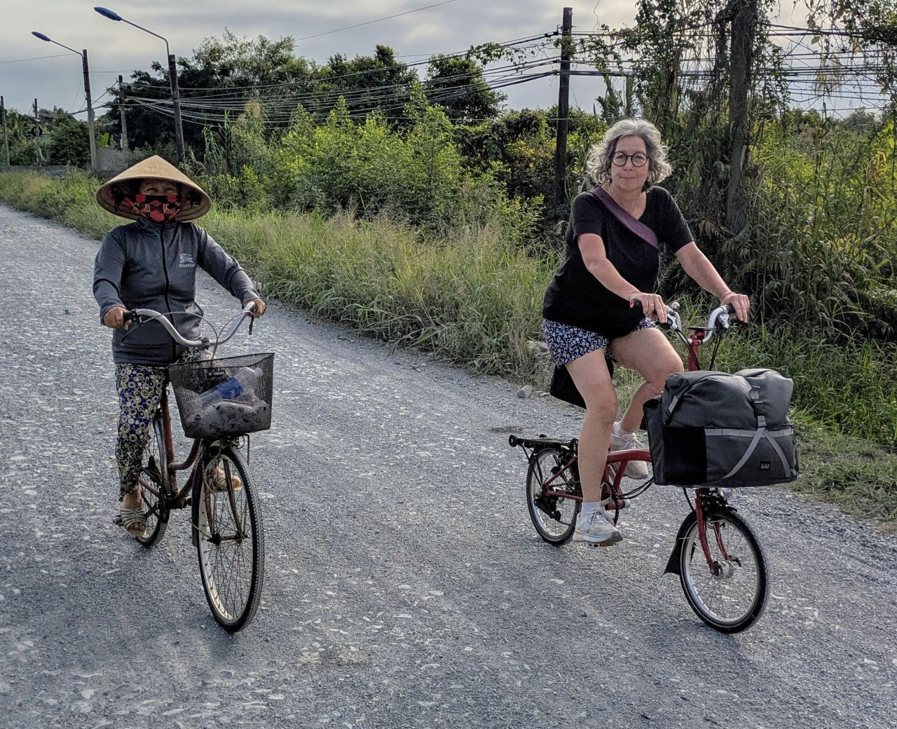 Ein Lastenmoped mit einem riesigen Strohball im Gepäck