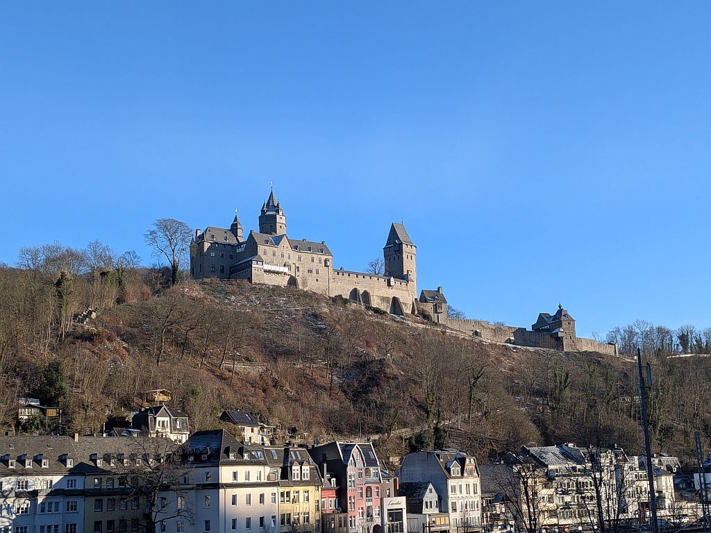 DIe Burg Altena hoch über dem Lennetal